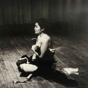 Joko Ono, Cut Piece, preuzeto sa https://www.flickr.com/photos/rocor/50250281836