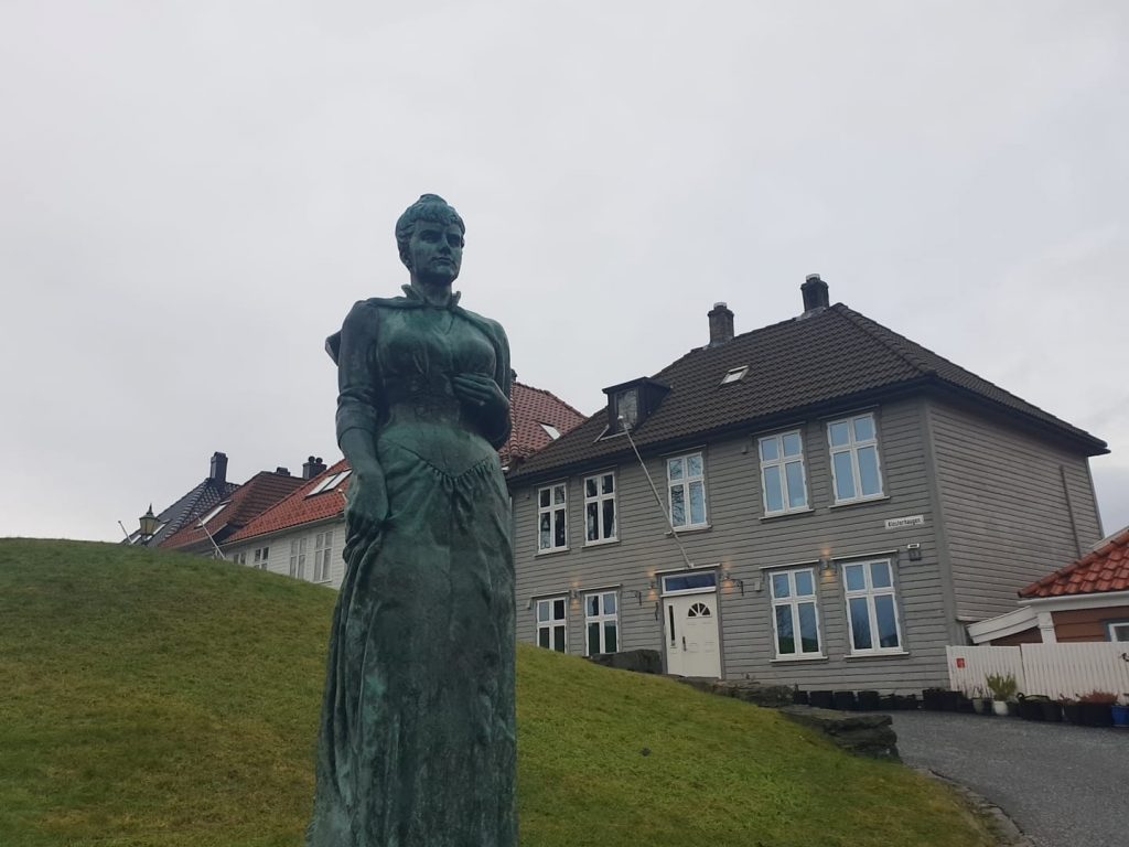 Skulptura norveške književnice Amalie Skram u Bergenu