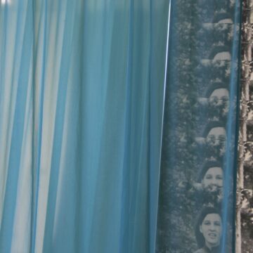 Natalija Vujošević, zrak, instalacija (detalj), print, ogledalo, tekstil, 2018. „PRVI PUT SLIČNI SEBI SAMIMA“ OD SUTRA U SALONU MSUB
