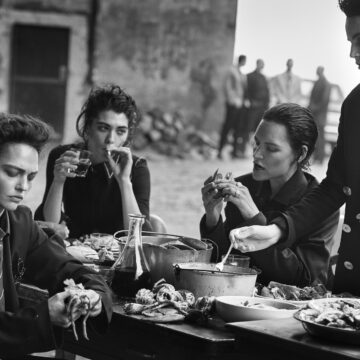 Sasha_Pivovarova_Steffy_Argelich_Kirsten_Owen_Guinevere_van_Seenus_Brooklyn_2015_Credit_Peter_Lindbergh_courtesy-Peter-Lindbergh-Foundat „NEISPRIČANE PRIČE“ PITERA LINDBERGA – KADA MODNA FOTOGRAFIJA POSTANE UMETNOST