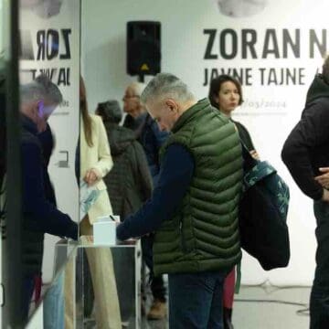 Otvaranje izložbe JAVNE TAJNE u MSUV, foto Marko Ercegović - MSUV (9) Javne tajne i post-istina Zorana Naskovskog i u Novom Sadu