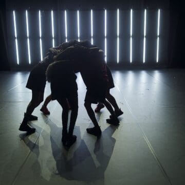 Koreografkinja Zufit Simon izvodi plesni perfomans „Radical Cheerleanding“