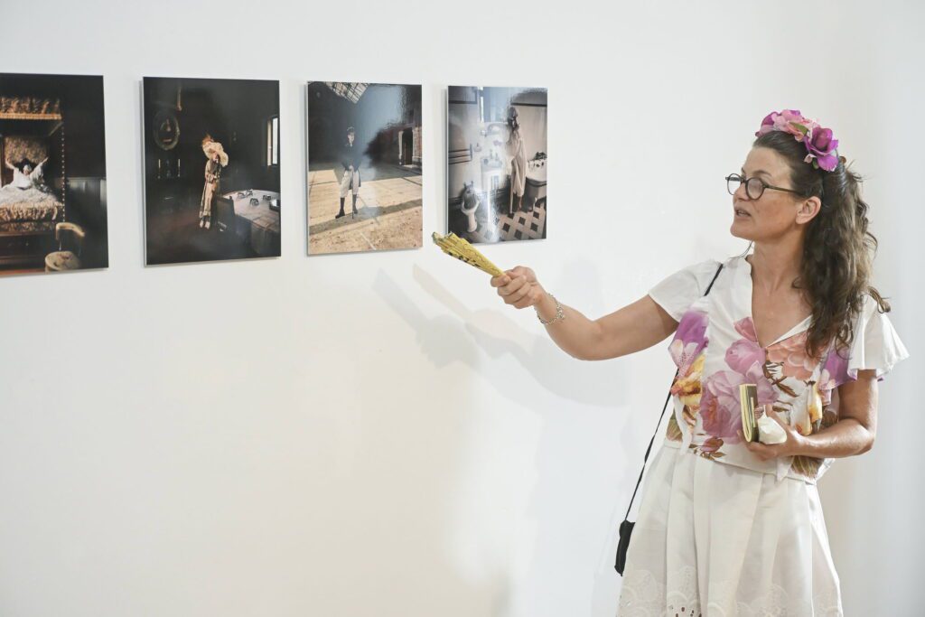 Fotografije sa izložbe Tanje Ostojić u Savremenoj galeriji Subotica. Copyright Savremena galerija Subotica. Foto: Edvard Molnar.