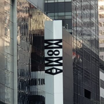 MoMA Njujork. Logo muzeja. Foto Ljiljana Maletin Vojvodić Brus Mau – može li dizaj menjati svet ili svet menja dizajn