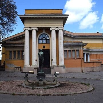 https://commons.wikimedia.org/wiki/File:Umetni%C4%8Dki_paviljon_%22Cvijeta_Zuzori%C4%87%22.jpg