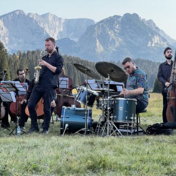 Schime & Muzikon, foto Miloš Jovanović Koncert „Protestna nota“ – podrška studentima Biološkog fakulteta, Fakulteta muzičke umetnosti, kao i Botaničkoj bašti