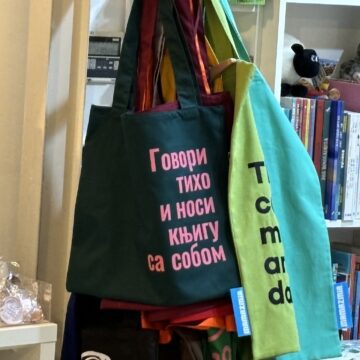 Putovanja nisu kilometri ni luksuzne destinacije. Odmor počinje čim tiše pričamo, a više čitamo — to je naš reset