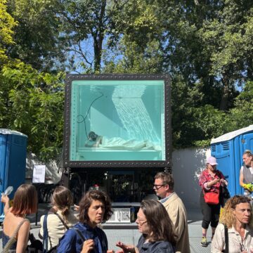 Foto: Art box portal „Svi smo saučesnici“: Instalacija koja je toalet pretvorila u metaforu