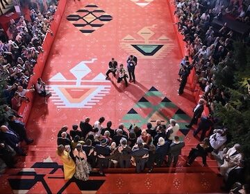 Crveni tepih SFF. Izvor fotografije Sarajevo Film Festival Ko će osvojiti Srce Sarajeva? Filmovi u konkurenciji za nagrade 32. SFF-a